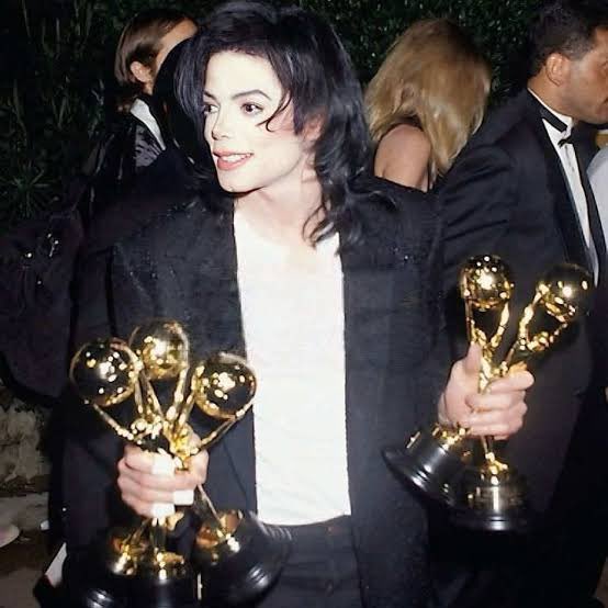 tIctothepyts's tweet photo. the king of pop struggling to hold all his awards my fave genre of pics 🫦🫦 https://t.co/uQY6onZ4bJ