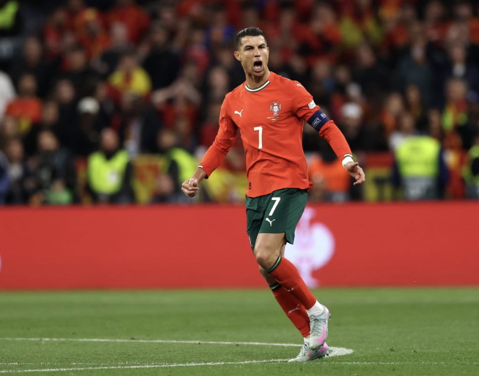 jamal_arif1's tweet photo. الأسطورة العالمية #CR7 تاريخ يسجل بمداد من ذهب ولايحتاج من اي شخص ان يقيّمه .
من يريد ان يكتب حرفاً ينتقد فيه الأسطورة علىه التفكير مليون مرة قبل ان يكتب !!
سلام عليكم 
#الظاهرة https://t.co/haCkiHSPDt