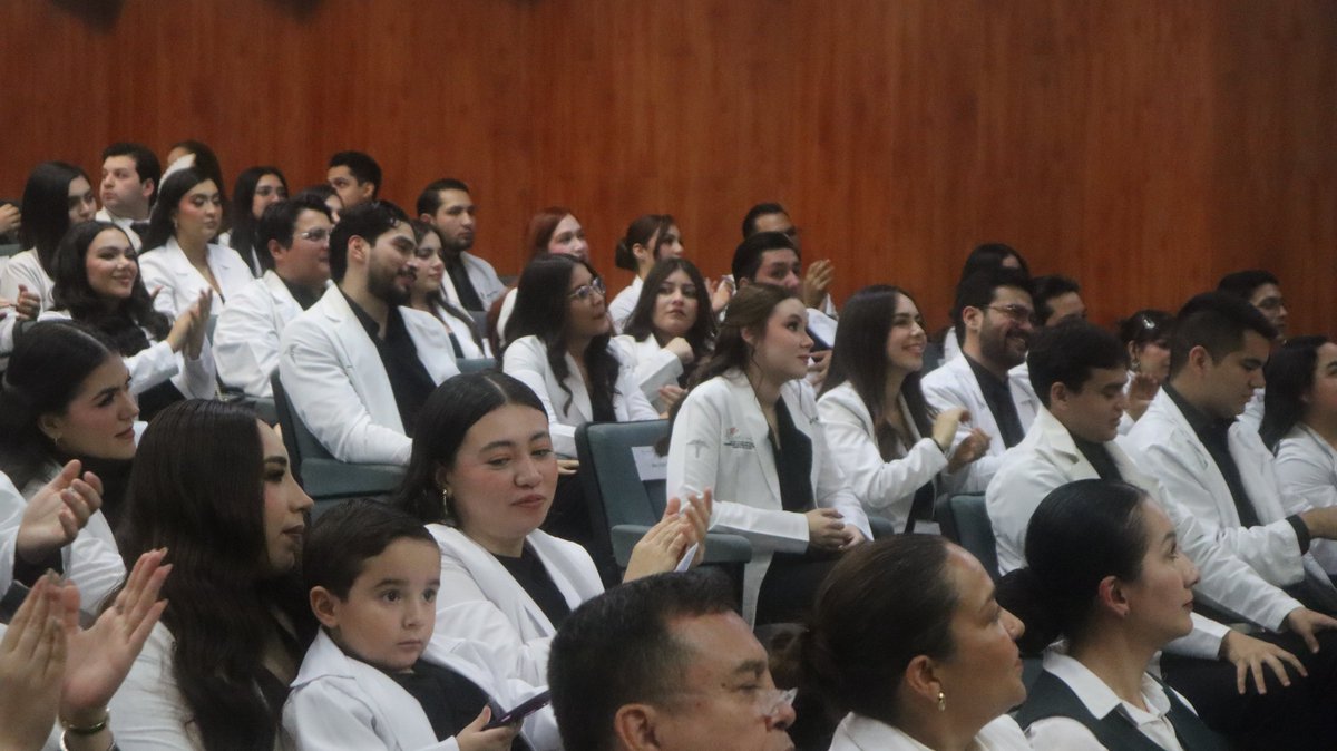 HGC_Hospital's tweet photo. 🎓Un auditorio lleno de orgullo y emoción fue el escenario de la graduación de las y los Médicos Internos de Pregrado, Generación 2025–2026, del Hospital General de Culiacán IMSS-Bienestar "Dr. Bernardo J. Gastélum". 👩‍⚕️👨‍⚕️

¡Felicidades y mucho éxito!✨

#IMSSBienestar #Graduación https://t.co/ekCkmEd6xw