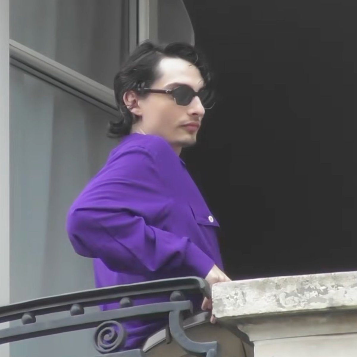 ciwywfoah's tweet photo. the difference between them on hotel balconies 😭😭 https://t.co/K8Y1vMmxRB
