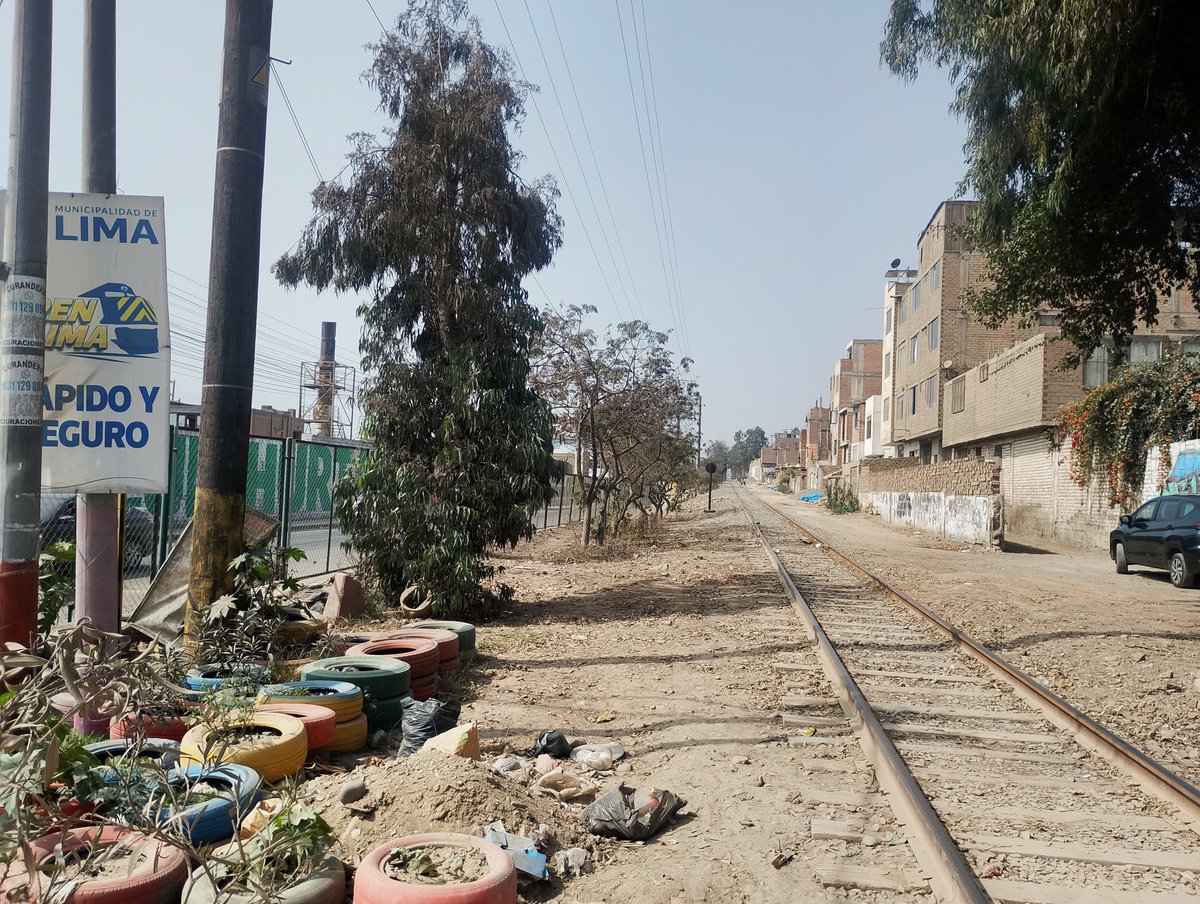 frankedgarbass's tweet photo. Yo sigo esperando el tren de Porky que va a pasar por aquí. 
Foto de hoy domingo 28/6. El letrero dice que será “rápido y seguro”. https://t.co/vp0IFfz2bJ