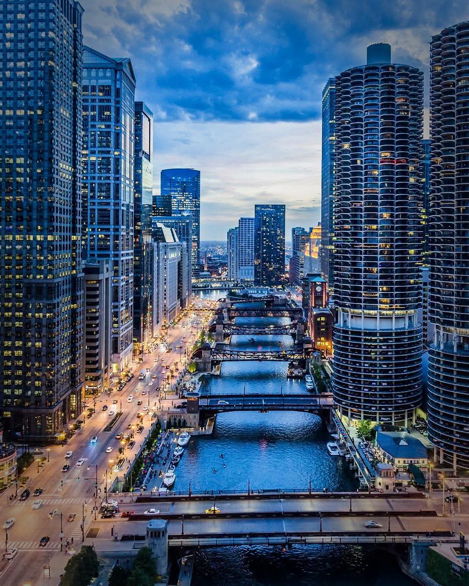 realmagine's tweet photo. Chicago River, USA. Where the pulse of the city meets the calm of the water. If you could spend one evening here, who would you choose to share the view with? 🏙️🇺🇸 

#Chicago #Architecture #Aesthetics https://t.co/NyKwBlfVEI