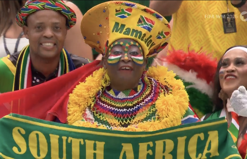 TouchlineX's tweet photo. 📸 - NOW THIS IS WHAT YOU CALL A PROPER SOUTH AFRICA FAN! 🇿🇦💫 https://t.co/0KY9flEaSD