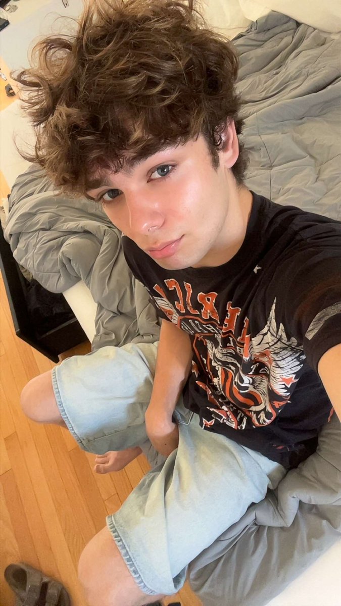 MasonSnoww's tweet photo. Who's gonna let me bounce on it 😣 https://t.co/9siWfBr7ry