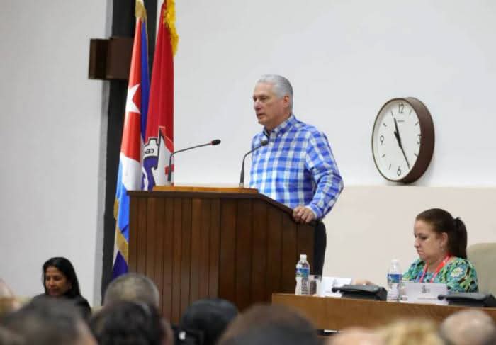 MisaelSNTC's tweet photo. Primer Secretario del Comité Central del Partido Comunista de Cuba, @DiazCanelB, inició su discurso de clausura con una felicitación al pueblo y a los trabajadores de #PinarDelRío por haber obtenido la sede del acto nacional por el 26 de Julio. https://t.co/SX2ZJm4aZN
