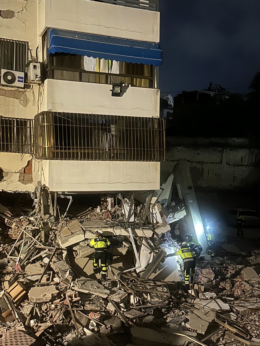 BomberosGYE's tweet photo. Mientras exista una señal de vida, nunca dejaremos de buscar. 👨🏻‍🚒🙌🏻

Con ese compromiso, el equipo USAR ECU-11 inició operaciones en el Sector de Macuto, luego de recibir la asignación oficial de su zona de intervención en el puesto de Coordinación Celular USAR (UCC), desde donde se articulan las acciones con los equipos nacionales e internacionales. 🇪🇨🫱🏻‍🫲🏾🇻🇪

Tras realizar la evaluación estructural del área, mediante procedimientos de llamado y escucha, búsqueda tecnológica y apoyo del binomio canino, se confirmó la presencia de una persona con vida bajo los escombros de un edificio de nueve pisos, reducido a cinco niveles tras el colapso. 📟🐕‍🦺

De inmediato se inició con la apertura de un acceso controlado a la estructura, a fin de llegar a la víctima. Luego de trabajar durante toda la noche y madrugada, los rescatistas continúan con las labores. ⛏️⛑️

Reafirmamos nuestro compromiso: seguir trabajando para salvar vidas. 👩🏽‍🚒🔎  

#EcuadorConVenezuela