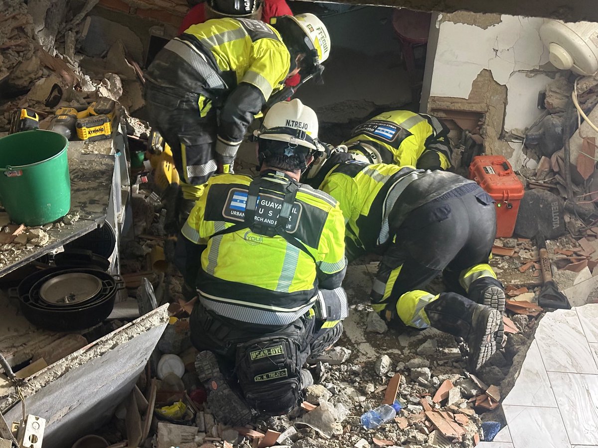 BomberosGYE's tweet photo. Mientras exista una señal de vida, nunca dejaremos de buscar. 👨🏻‍🚒🙌🏻

Con ese compromiso, el equipo USAR ECU-11 inició operaciones en el Sector de Macuto, luego de recibir la asignación oficial de su zona de intervención en el puesto de Coordinación Celular USAR (UCC), desde donde se articulan las acciones con los equipos nacionales e internacionales. 🇪🇨🫱🏻‍🫲🏾🇻🇪

Tras realizar la evaluación estructural del área, mediante procedimientos de llamado y escucha, búsqueda tecnológica y apoyo del binomio canino, se confirmó la presencia de una persona con vida bajo los escombros de un edificio de nueve pisos, reducido a cinco niveles tras el colapso. 📟🐕‍🦺

De inmediato se inició con la apertura de un acceso controlado a la estructura, a fin de llegar a la víctima. Luego de trabajar durante toda la noche y madrugada, los rescatistas continúan con las labores. ⛏️⛑️

Reafirmamos nuestro compromiso: seguir trabajando para salvar vidas. 👩🏽‍🚒🔎  

#EcuadorConVenezuela