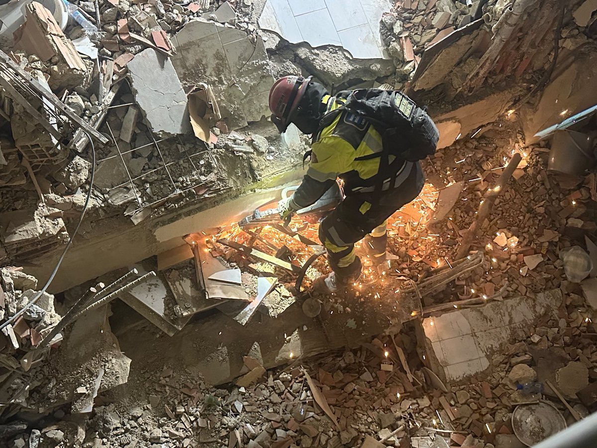 BomberosGYE's tweet photo. Mientras exista una señal de vida, nunca dejaremos de buscar. 👨🏻‍🚒🙌🏻

Con ese compromiso, el equipo USAR ECU-11 inició operaciones en el Sector de Macuto, luego de recibir la asignación oficial de su zona de intervención en el puesto de Coordinación Celular USAR (UCC), desde donde se articulan las acciones con los equipos nacionales e internacionales. 🇪🇨🫱🏻‍🫲🏾🇻🇪

Tras realizar la evaluación estructural del área, mediante procedimientos de llamado y escucha, búsqueda tecnológica y apoyo del binomio canino, se confirmó la presencia de una persona con vida bajo los escombros de un edificio de nueve pisos, reducido a cinco niveles tras el colapso. 📟🐕‍🦺

De inmediato se inició con la apertura de un acceso controlado a la estructura, a fin de llegar a la víctima. Luego de trabajar durante toda la noche y madrugada, los rescatistas continúan con las labores. ⛏️⛑️

Reafirmamos nuestro compromiso: seguir trabajando para salvar vidas. 👩🏽‍🚒🔎  

#EcuadorConVenezuela