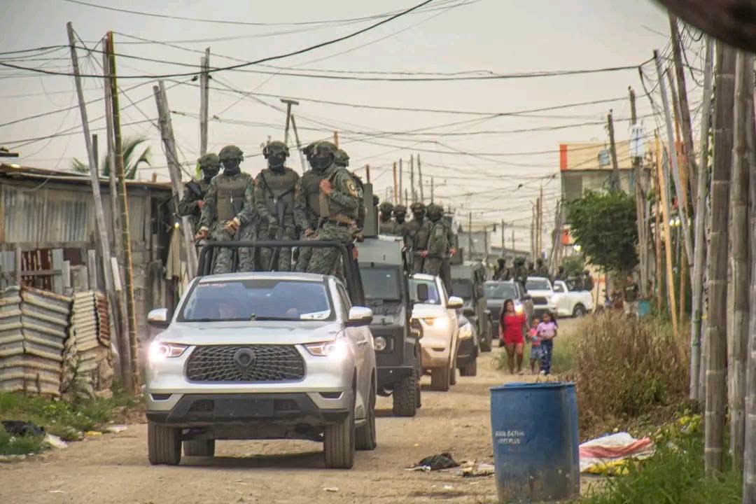 laplenaec_'s tweet photo. #Duran ||🚨Las Fuerzas Armadas del Ecuador ejecutan un amplio operativo en sectores estratégicos de Durán, utilizando tecnología aérea, drones y vehículos blindados para fortalecer el control territorial y combatir actividades ilícitas. https://t.co/yiIYYhAAX9