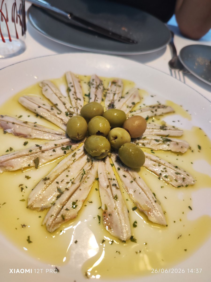 DaniAstudillo82's tweet photo. Que bien se come en El Farallo, no ha fallado nuestra visita anual. Lo de las gambas es absolutamente bestial, y en este caso, un caldoso de bogavante muy bueno también. A mayores, unos boquerones en vinagre fuera de carta que nos gustaron bastante también. https://t.co/bgAxmY4jje