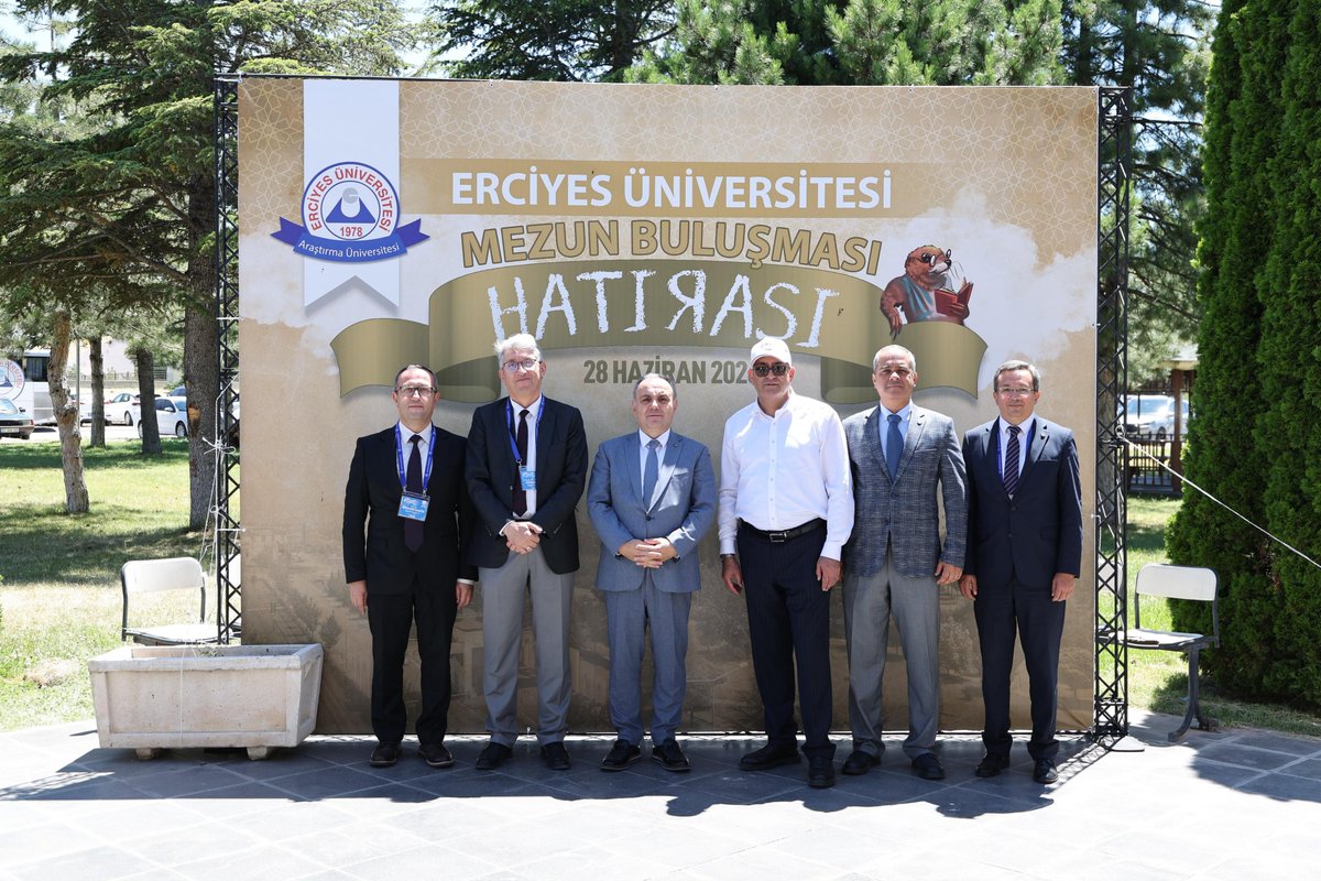 ProfFatihAltun's tweet photo. Bugün, Erciyes Üniversitesi ailemizin en kıymetli üyeleri olan mezunlarımızla yeniden aynı çatı altında buluşmanın mutluluğunu yaşadık.

Geçmişin hatıralarını tazelerken, geleceğe dair ortak hedeflerimizi de yeniden paylaştık. Çünkü inanıyoruz ki bir üniversitenin en büyük gücü; dünyanın dört bir yanında bilgi, emek ve değer üreten mezunlarıdır.

40., 35., 30., 20. ve 10. mezuniyet yılını geride bırakan tüm mezunlarımızı yürekten kutluyor, bu anlamlı buluşmada bizlerle oldukları için teşekkür ediyorum.

Erciyes Üniversitesi her zaman sizin yuvanız olmaya devam edecek. Nice Mezunlar Günü buluşmalarında yeniden bir araya gelmek dileğiyle… 

@YuksekogretimK, @erolozvar, @kayserivaliligi , @gokmen_cicek_ , @hulusiakarmedya , @MuratCahidCINGI , @aysebohurler , @Ozsoy_sb , @sabancopuroglu , @DursunATAS38 , @ismailozdemirrr , @bakiersoymhp , @gencaskn , @mahmutarikansp , @KayseriBSB , @baskanmemduhbyk