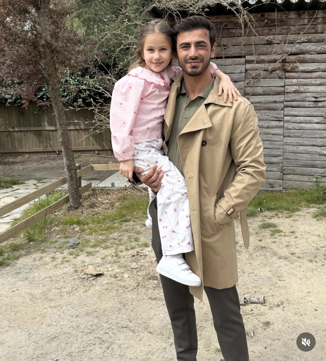 sonepesuhaaga's tweet photo. awww emin with kids is always heartwarming https://t.co/pK2OJZ2T5c