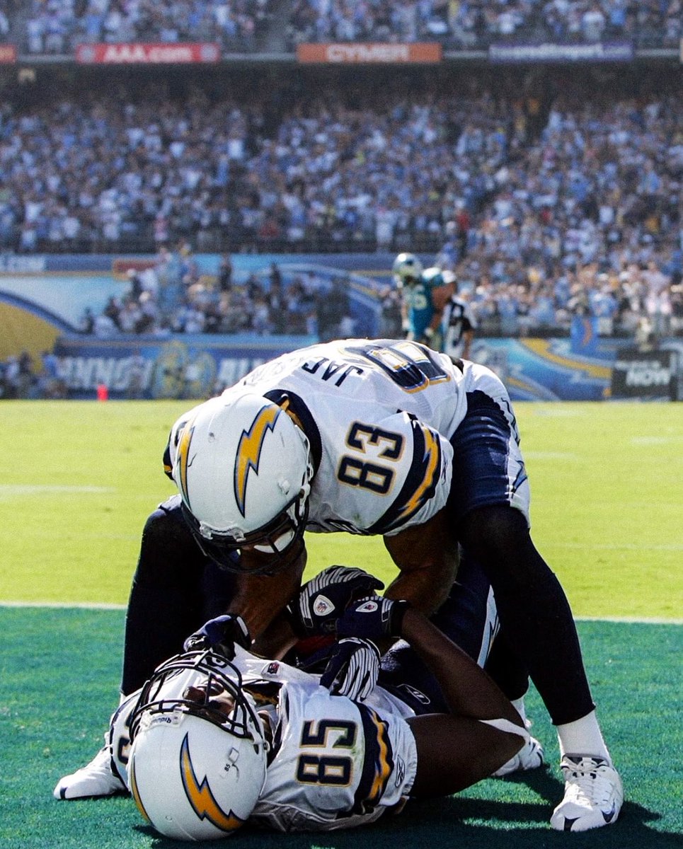 boltzgalaxy's tweet photo. Throwback to Antonio Gates and Vincent Jackson celebrating a touchdown in Qualcomm Stadium 🏟️🥹🏈  #BoltUp https://t.co/XNsP2MCLYx