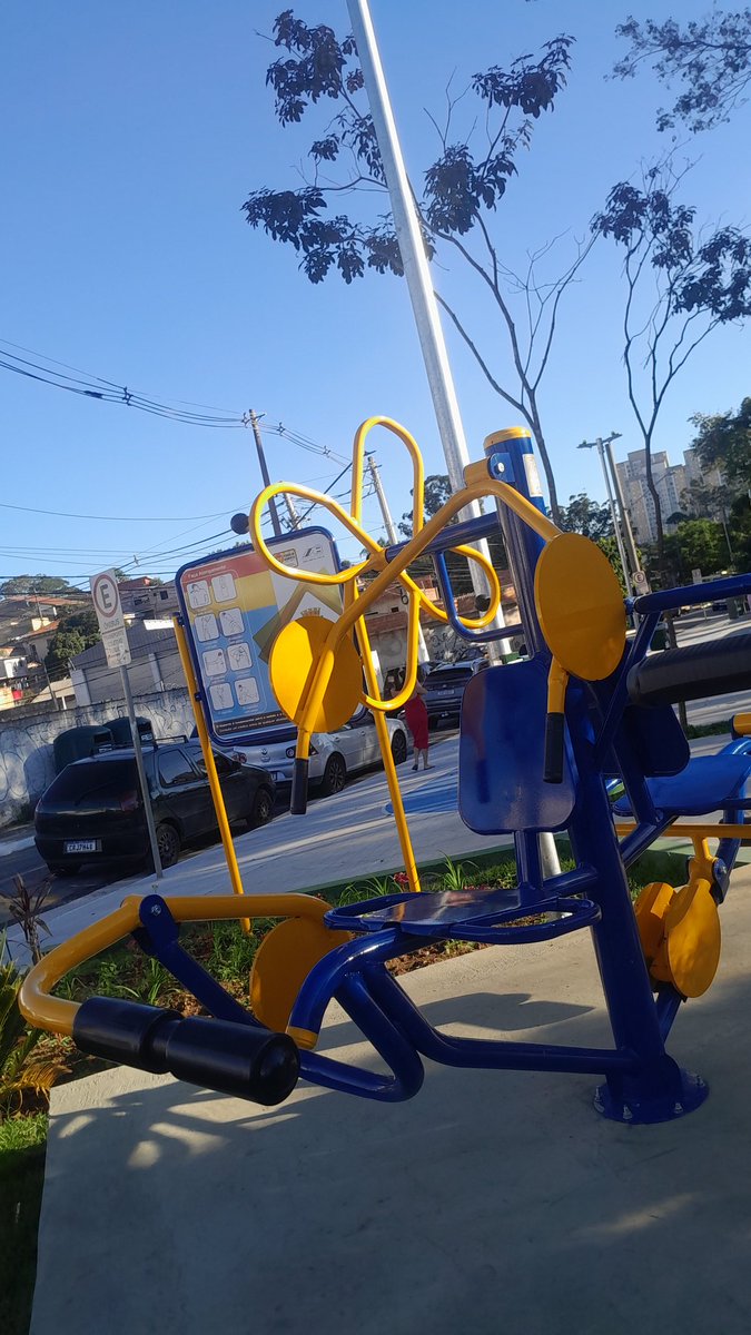 _bielz_'s tweet photo. Eu sou oficialmente o velhinho que treina na praça + o tio que as crianças chamam pra jogar bola no gol https://t.co/KeG7gcHw5t