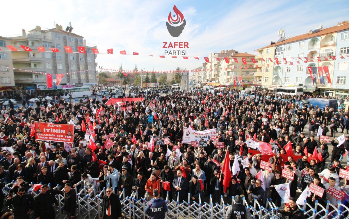 AliCoskun_TR's tweet photo. Türk'ün Zaferi Zafer Partisi'nin Karaman, Aksaray, Antalya, İzmir, Eskişehir'de düzenlenen "Mehmetçik Katillerine Af Yok" mitinglerine bizzat katıldım. Hatta Aksaray mitinginde gündem olan ikinci fotoğrafı ben çektim. 

Şimdi mesele şu ki: 

Zafer Partililer Öcalan Süreci'nin sinirleri alt üst eden ilk döneminde büyük fedakarlıklarla yaptığı bu mitinglerden sonra 'kim geldi kim gelmedi' çetelesi tutmadı. Ayrıştırıcı olmak yerine birleştirici oldu. Geleni kucakladı, desteğini hissetti. Gelmeyene de saldırmadı, kutuplaştırmadı.

"Türk milliyetçileri birleşmeli" deyip ilk fırsatta cephe açmak için olağanüstü çaba harcayan, kırılgan kararsız seçmen üzerinden propaganda yürütmeye çalışan bazı kişilerin farkındayız. Yürütülen bu bilinçli veya bilinçsiz faaliyetler Türklüğe asla fayda sağlamamaktadır.

Her şeye rağmen Zafer Partililerin bütün motivasyonu Türk milletinin aydınlık günlere ulaşmasıdır. Yapay gündemlere çekmek isteyenler başarılı olamayacaktır.