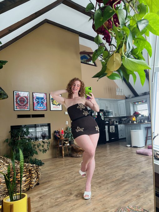 Amy Ginger Hart - strapless, shorts tight, attitude right… still breathing over there? 🌺 https://t.co/IbQfdcoX3K