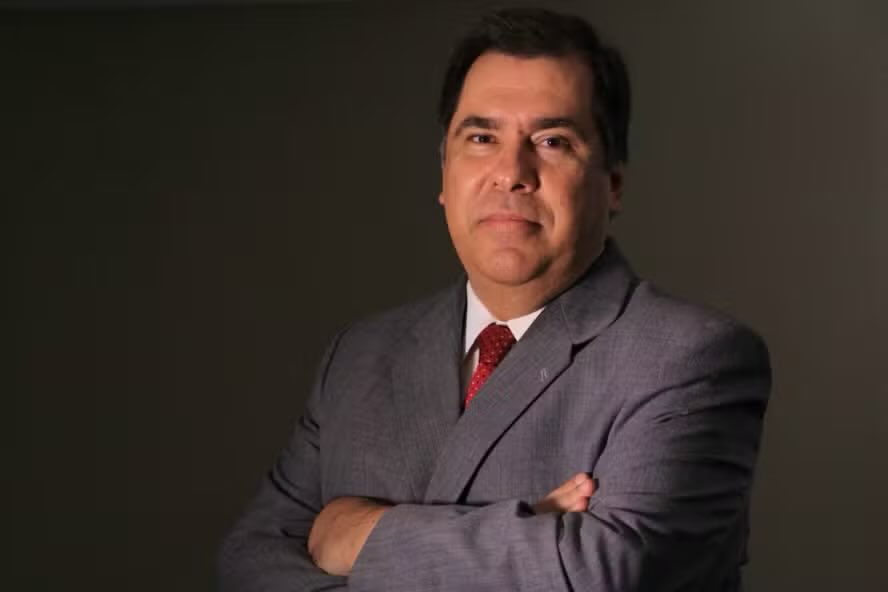 midiavascaina's tweet photo. ⚠️ Renúncia do presidente do conselho fiscal da SAF. 

Em carta, o executivo Marco Schroeder,
até então presidente do conselho fiscal da SAF do Vasco, renuncia ao cargo a partir do dia 31 de julho e pede transparência no processo de venda da SAF. 

"O momento vivido pela Vasco da Gama SAF, especialmente em seu processo de reconstrução financeira e de governança, exige, em minha opinião, administradores legitimamente avaliados e eleitos pelos órgãos competentes previstos no Estatuto Social. Registro também minha preocupação com a necessidade de evolução da governança corporativa da companhia. Precisamos avançar para que a Vasco SAF não permaneça presa às práticas do passado. Sem gestão, governança e mecanismos sólidos de controle, dificilmente alcançaremos o Vasco que todos desejam construir. Entendo como fundamental a implementação de processos formais e permanentes de compliance aplicáveis aos diretores e membros dos Conselhos de Administração e Fiscal, inclusive como requisito prévio para posse e permanência nos cargos. Da mesma forma, considero necessária a adoção de compromissos de quarentena relativamente à participação em negócios, contratos ou posições vinculadas à Vasco SAF".

"Aproveito ainda este momento para reafirmar a necessidade de a Vasco SAF desenvolver alternativas de governança e financiamento que assegurem sua continuidade e sustentabilidade de longo prazo. Contudo, sinto-me na obrigação de registrar que não disponho das informações necessárias para avaliar se as operações em discussão neste momento representam um bom ou mau negócio para a companhia. O Vasco necessita de investidores, mas isso não significa aceitar qualquer modelo de acordo. Transparência é elemento indispensável em negociações desta relevância. O futebol brasileiro já possui histórico de operações insuficientemente esclarecidas, e não podemos continuar contribuindo para esse cenário".

🗞️ Diogo Dantas | O Globo.