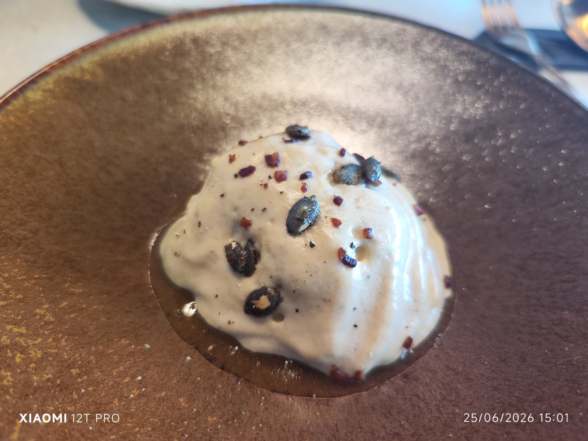 DaniAstudillo82's tweet photo. Especial atención al tiradito de cereza y lubina a la sal, muy muy rico. En las fotos, un milhojas de vaca con jarrete, carrillera y lengua, un boniato con carbonara y un tomate pasificado con un pesto, anchoa y su raspa, muy rico este también. https://t.co/bj4JskrfDb