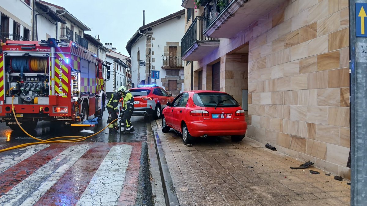 bomberos_na's tweet photo. Intervenimos la noche del #domingo en #Lakuntza tras la salida de vía de un vehículo en vía urbana
Una persona trasladada al Hospital Universitario de #Navarra
#ParqueAlsasua
@salud_na
#SVB
@policiaforal_na https://t.co/lkcwstpygh