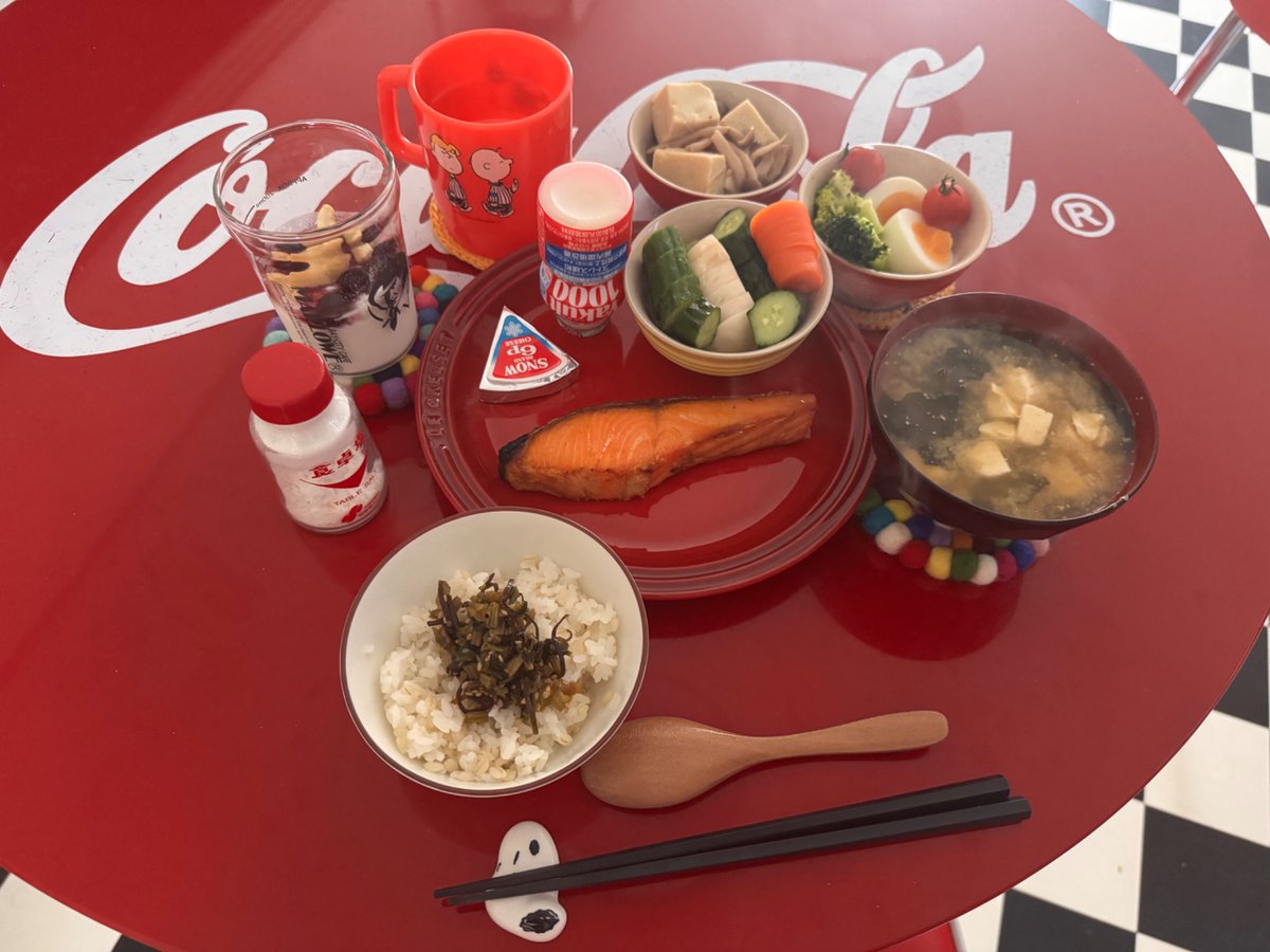 ayanoniconama's tweet photo. 朝ごはん
高野豆腐煮×かぶの葉ふりかけ作った
鮭定食
うましっっ！ https://t.co/3yNpC0b9D6