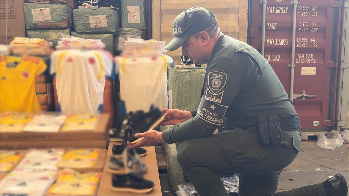 DevalPolicia's tweet photo. #Buenaventura | La Policía Nacional, a través de @PoliciaAduanera en articulación con la DIAN y la @FiscaliaCol adelantó un importante operativo en la zona portuaria.

✅2 contenedores cargados con mercancía de contrabando.
✅Avaluados en $12.372 millones de pesos aproximadamente https://t.co/DN1NRFjnWM