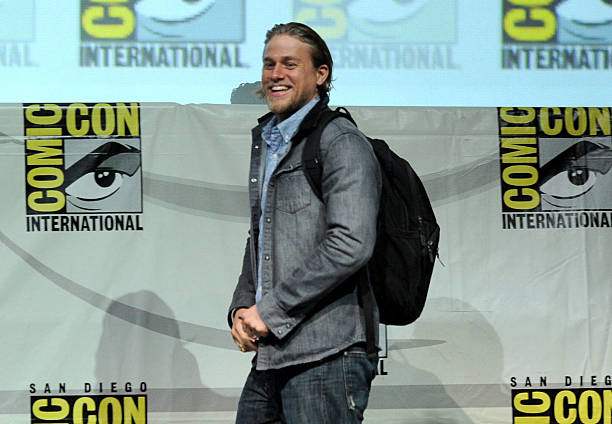 akkoakko2's tweet photo. Charlie Hunnam - Comic-Con International 2013 https://t.co/kfYQSBFDpj