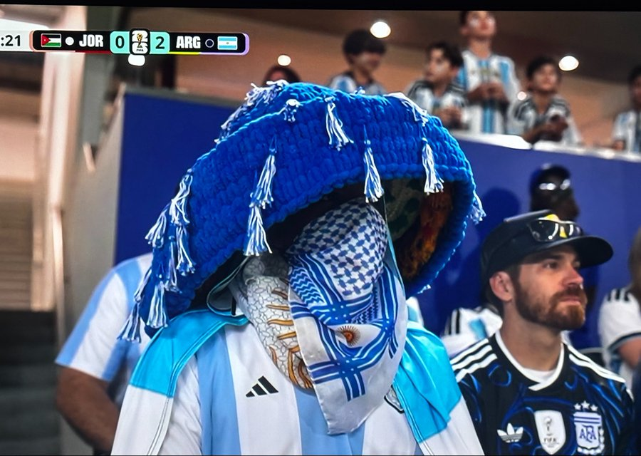 LajeAntonio's tweet photo. 🚨BOMBAZO! Tras los masivos despidos en Blender, Rebord asistió así al partido de Argentina para que no lo reconozcan en cámara nuevamente. https://t.co/TBK1hYUKnw