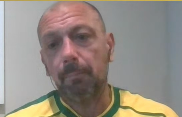Futebol_Linhas's tweet photo. Alê Oliveira, no Red News, colocou em palavras o que muita gente estava pensando mas poucos falaram abertamente.

A CazéTV cresceu em popularidade durante a Copa 2026, conquistou o brasileiro médio e está cobrindo todos os jogos do Mundial, coisa que a Globo não está fazendo. 

A resposta da Globo dentro do jogo, no campo da audiência e do conteúdo, não funcionou.

"A Globo tentou reagir na bola. Não conseguiu."

Então foi para onde realmente é forte: os bastidores. Pressão política, interesses cruzados, movimentos coordenados. 

Uma liminar impedindo a CazéTV de exibir propagandas de Bet durante a Copa surgiu num momento em que políticos, influenciadores e hashtags apareceram juntos reclamando do excesso de Bets na plataforma.

Alê não chama isso de crime. Chama de jogo.

"Não é que é legítimo ou moral. É do jogo."

Sobre o impacto financeiro na CazéTV, a avaliação é de que o dano é limitado. 

A plataforma tem fontes de receita em tantas frentes que uma liminar sobre Bets não chega a abalar a estrutura.

"Dá uma balançadinha. Mas não vai abalar porque ela ganha de todo lado. Visualização, super chat, anunciante. Tudo que você puder imaginar, ela ganha."

A Globo perdeu o monopólio da transmissão esportiva. 

E quando não conseguiu recuperá-lo pela qualidade, foi buscar outros instrumentos.

Você acha que a liminar contra a CazéTV foi legítima ou foi jogada política?

Assista ao corte @enzovarkala  https://t.co/HNGi02ntTm
