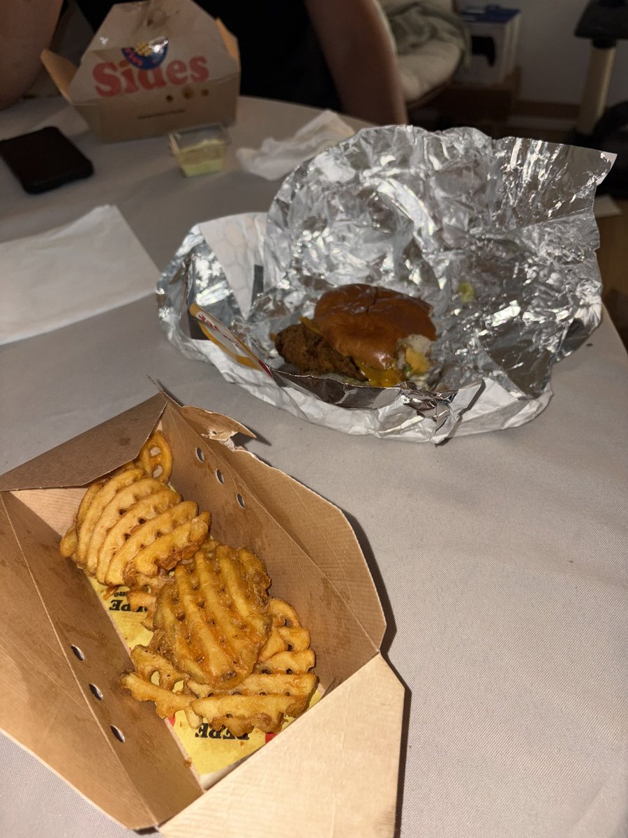 elsmrl's tweet photo. @FastGoodCuisine @ThePepeChicken 
Plusieurs fois que je commande et toujours un produit manquant. Je viens de recevoir et ils ont encore oublier un article la c’est un pépé burger + je retrouve une agrafe dans les waffle fries???? https://t.co/xAtKOfkygF