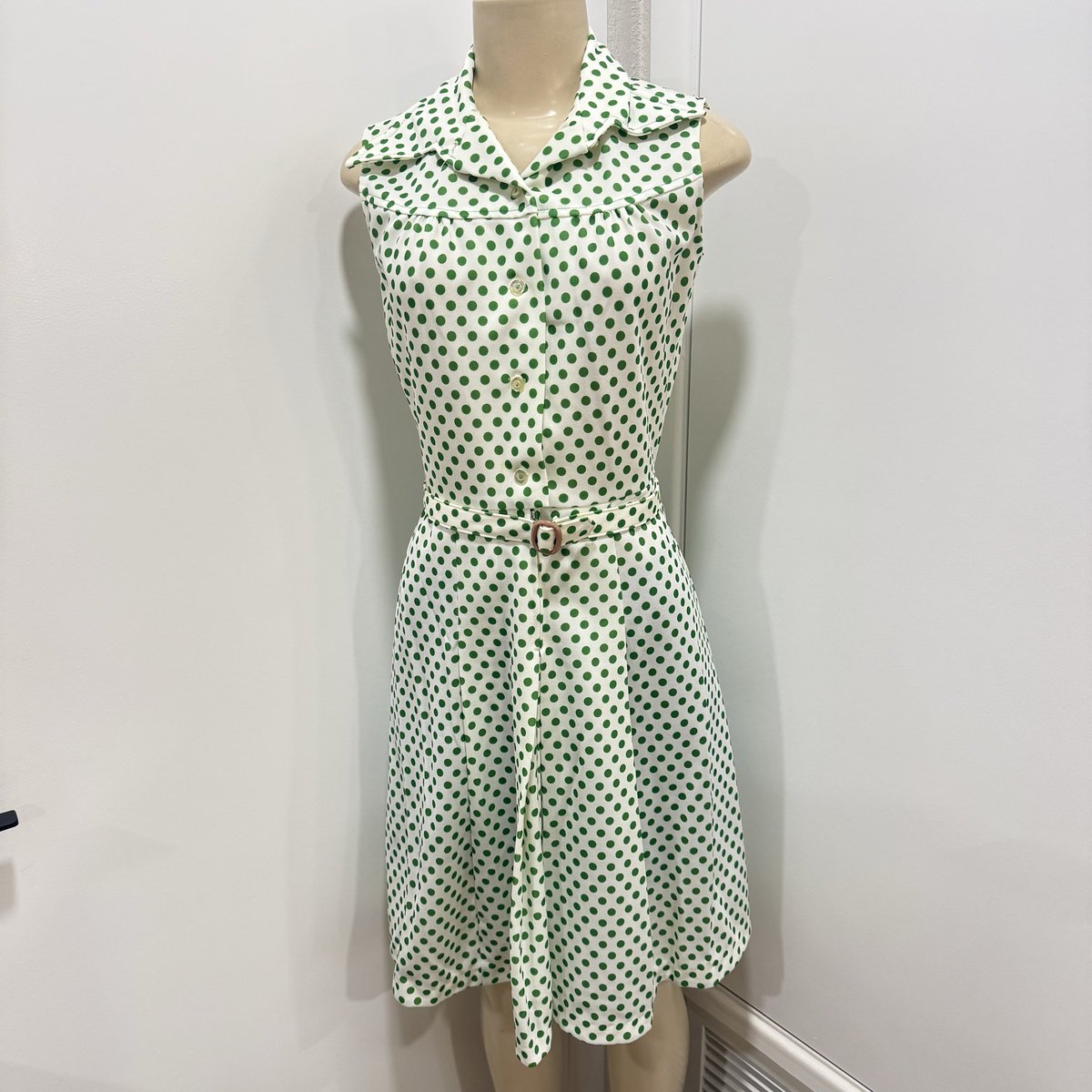 drpepperbabe02's tweet photo. Spotted: the ultimate summer throwback 💚 this 70s style green and white polka dot shirt dress is giving major retro chic vibes. Complete with matching belt.

https://t.co/nzOoaP9tro

#vintagefashion #polkadotdress #retrostyle #ebayfinds #summeroutfit https://t.co/QZN5SOF8iL