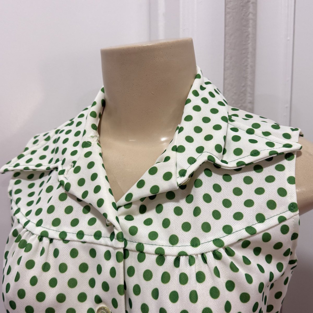 drpepperbabe02's tweet photo. Spotted: the ultimate summer throwback 💚 this 70s style green and white polka dot shirt dress is giving major retro chic vibes. Complete with matching belt.

https://t.co/nzOoaP9tro

#vintagefashion #polkadotdress #retrostyle #ebayfinds #summeroutfit https://t.co/QZN5SOF8iL