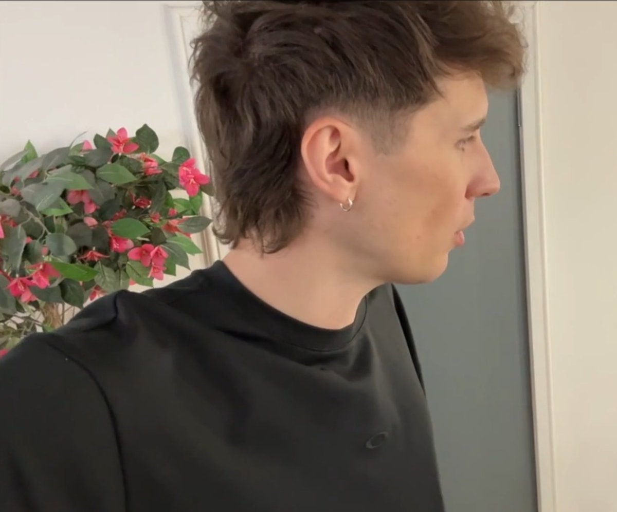 sparklinglestr's tweet photo. i’m such a slut for the shaved sides https://t.co/PiCbdjymWA