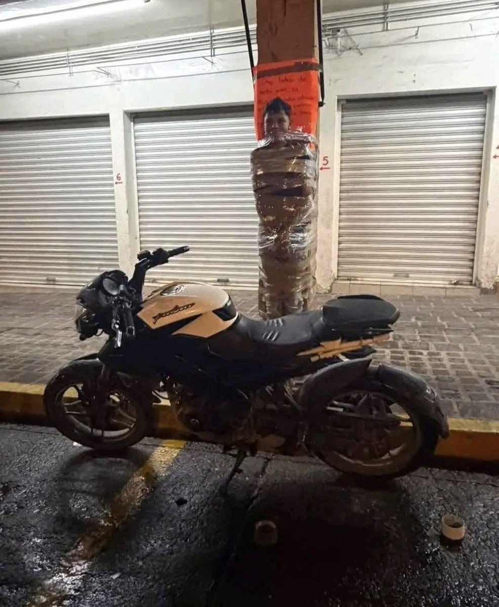 ElTrumpista's tweet photo. En México hay un tipo que sale de noche a buscar ladrones y los deja pegados a las columnas toda la noche

Ojalá alguno lo copie acá y lo haga en PBA. https://t.co/iv1zcwanKY
