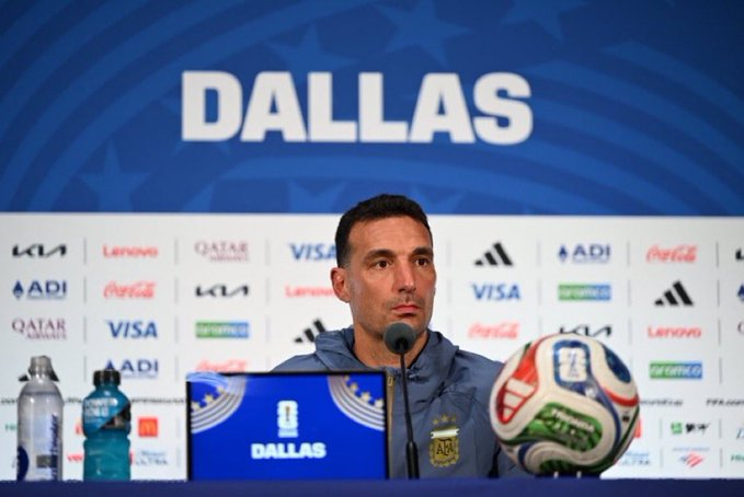 icardo8's tweet photo. Reportero: “¿le diste instrucciones a Lionel Messi?" 

Scaloni: “¿En serio me estás preguntando eso? ¿Qué se supone que le voy a enseñar?” 😂

Reporter: “Tal vez decirle, ‘Muévete aquí… retrocede… cuando el balón venga por este lado, haz esto?’”

Scaloni (riendo): “Eso es una locura. Para entonces ya había visto 55 minutos del partido y entendía todo lo que pasaba en el campo. No necesita eso.”

“Por supuesto, discutimos ajustes tácticos. Ya sea que cambiemos la formación o ataquemos de cierta manera. Para que sepa cómo manejar el partido. Pero enseñarle a Lionel Messi cómo jugar al fútbol? Absolutamente no. Cero.” 🐐🇦🇷