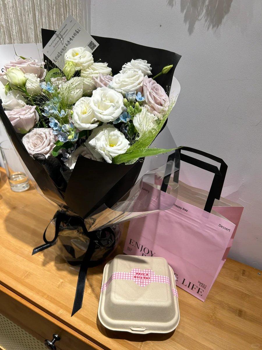 Dgolfmaster's tweet photo. 哇，这束白粉玫瑰配蓝花太梦幻了！黑纱包装加甜品袋和爱心餐盒，温柔治愈感直接拉满 https://t.co/1HqzntEK1L
