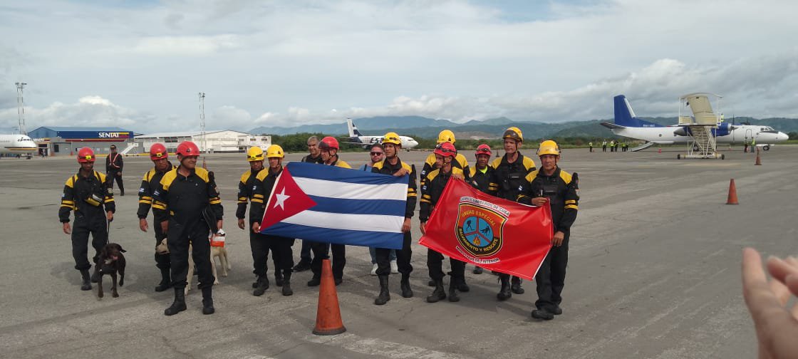 embacubaven's tweet photo. 👩‍🚒 #Ahora | Arriba a Venezuela el primer grupo de la brigada de rescatistas cubanos para reforzar la labor de la Brigada Médica Cubana en Venezuela, en las operaciones de búsqueda y salvamento en las regiones afectadas por el reciente evento sismológico. 

#CubaPorLaVida 🇻🇪🇨🇺 https://t.co/rzEX3uRSTb