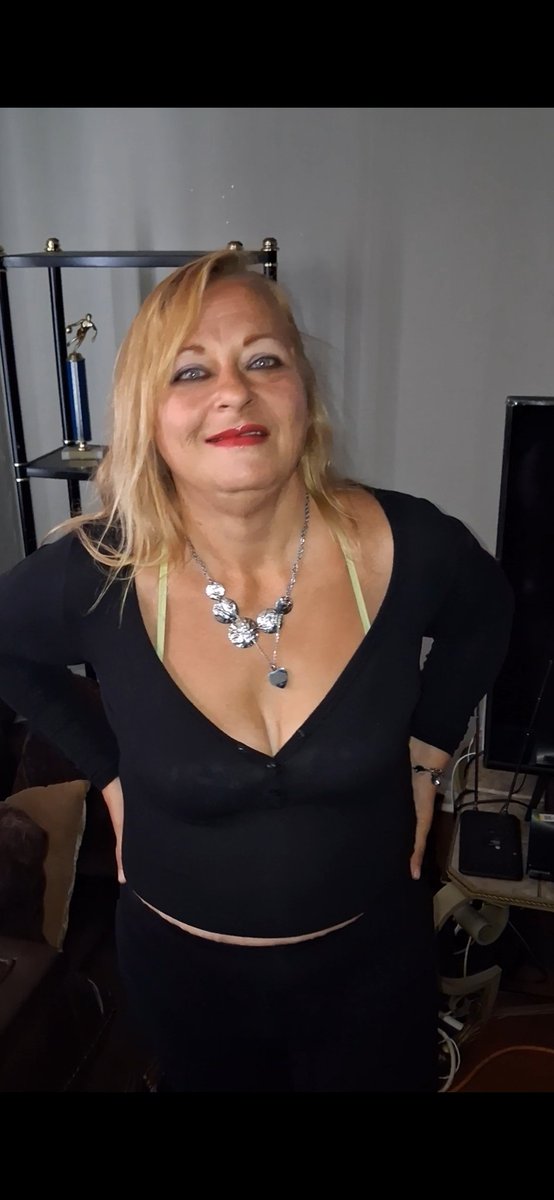ChizTheEntakfz's tweet photo. GRANNY GUMS IS THEE ULTIMATE NO TEETH BBC SUCKER..... SHE LOVES TO SUCK MY COCK. https://t.co/AsNw3FOV2a