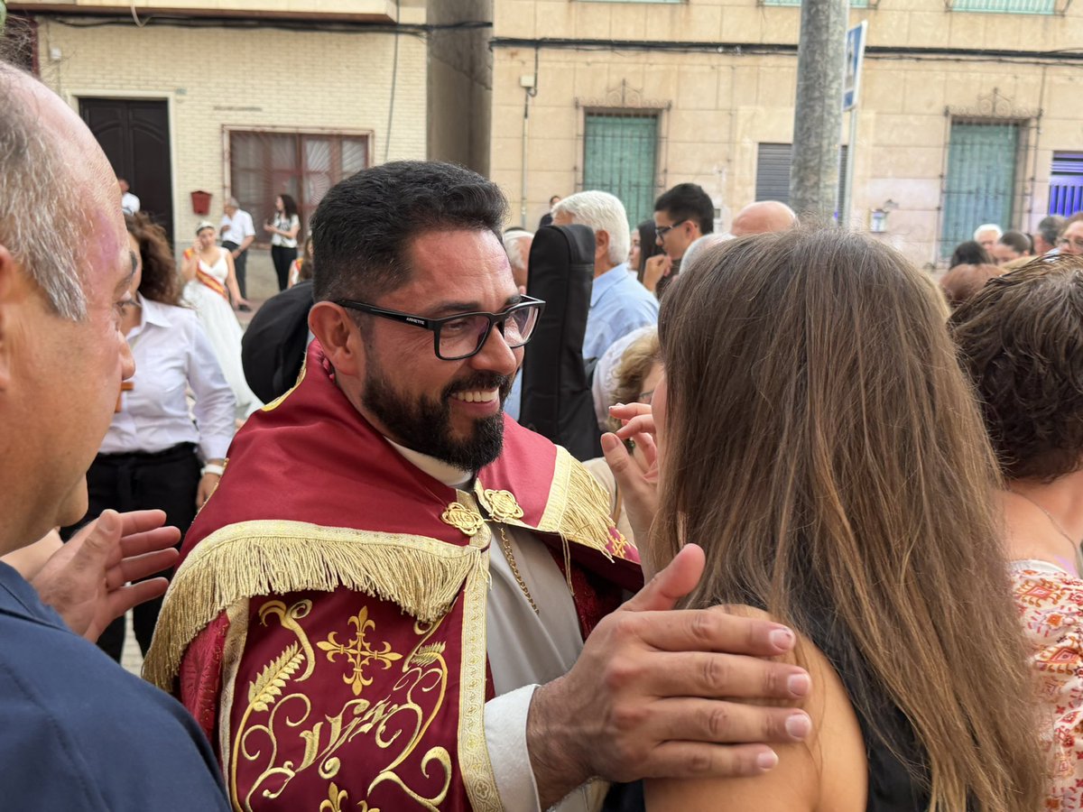Rebepl's tweet photo. Hay días que no se pueden explicar con palabras. El de la Santísima Cruz del Campillo es uno de ellos. Vivirlo en mi pueblo, rodeada de vecinos extraordinarios, es un regalo. Son momentos que se quedan para siempre ❤️ 

¡Viva la Santísima Cruz del Campillo! ✝️ https://t.co/MMqfCXEDp7