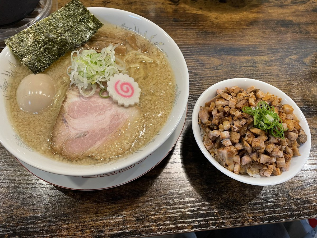 hrto12's tweet photo. Old School 中華ソバ Miya De La Soul＠入間

背脂中華ソバ　肉めし

昨日の朝👍麺は、平打ちで美味しい👍スープは、熱々で、煮干しと背脂があって美味しい👍肉めしも食べて👍ごちそうさまでした☺️ https://t.co/4uiVs7fAIZ