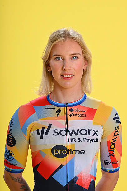 WiebesFan's tweet photo. Fast hätte die aktuelle Gravelmeisterin der Niederlande heute einen weiteren nationalen Titel geholt: Gratulation an Femke Markus zu Platz 2 im Straßenrennen! 👏

Lorena Wiebes, die Sechste wurde, verlor leider ihr 🇳🇱👕, aber das Teamtrikot von SD Worx steht ihr ja auch super! 😉 https://t.co/zzacxiTDKn