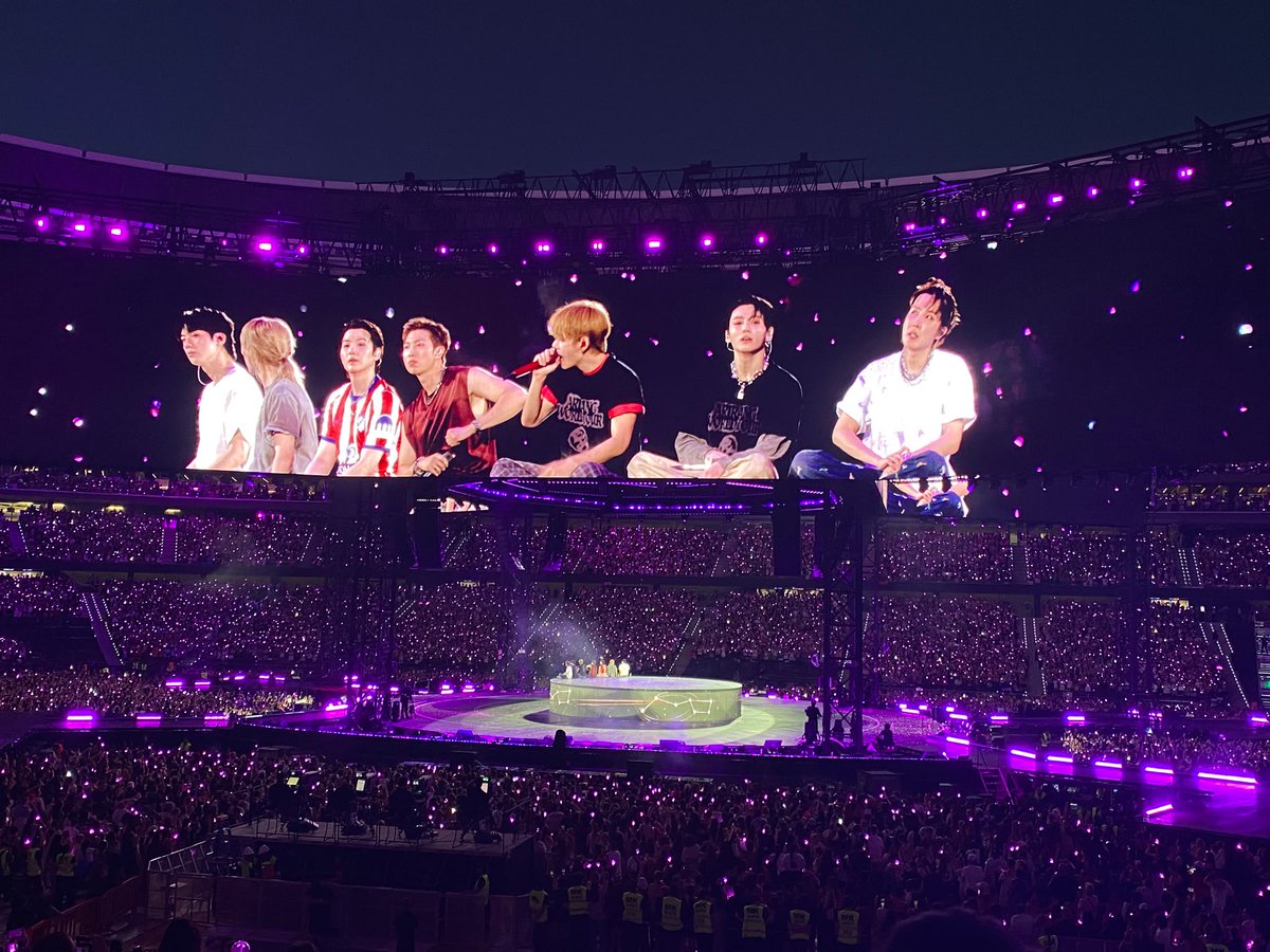 ceci20150's tweet photo. @Jairo_Mx5 Llenan estadios de 70k en todo el mundo, todas sus fechas hacen sold out en horas y son el orgullo de su país, y tu ganador de Japón que hace solo dar vueltas en una moto? https://t.co/ngJ6Wjrp0G