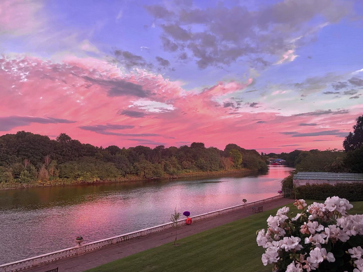 ruths_gallery's tweet photo. Another beautiful end to the day at Twickenham.
#clouds #twickenham #sunset #viewfrommybalcony #sundayvibes @SallyWeather https://t.co/94hSAQPCnZ
