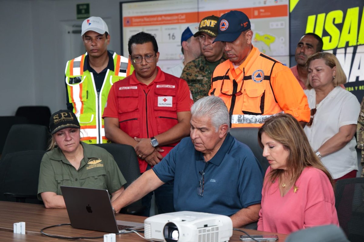 as_salazar's tweet photo. *Presidente Mulino sostiene videollamada con rescatistas panameños enviados para salvar vidas en Venezuela*

El mandatario expresó su orgullo y gratitud por la labor que están realizando y les pidió regresar sanos y salvos.

* _La pareja presidencial supervisó este domingo el procesamiento de 200 toneladas de ayuda humanitaria para los damnificados._

El presidente de la República, @JoseRaulMulino expresó este domingo a los rescatistas panameños enviados a Venezuela el orgullo que él y todo el país sienten por la arriesgada labor de búsqueda y rescate que están desarrollando en el hermano país, golpeado por dos devastadores terremotos.

A través de una videollamada, Mulino conversó con los miembros del equipo, a quienes les deseó el mayor de los éxitos en su misión y un retorno seguro.

“Me siento muy orgulloso de todos y cada uno de ustedes, así como de la inmensa mayoría del pueblo panameño que ha contribuido, cada quien en lo que puede y como puede, para hacer llegar estas toneladas de carga, insumos y abastecimiento de todo tipo que se están movilizando poco a poco, hacia los puntos de acopio en Venezuela”, dijo Mulino a los rescatistas.

“Cuídense mucho. La Patria los necesita de vuelta sanos y salvos, al igual que a los perros de rescate. Panamá está muy dignamente representada por ustedes, y todos los panameños nos sentimos altamente orgullosos de un equipo tan profesional en esta materia. ¡Gracias!”, recalcó el mandatario.

La conversación se dio mientras el presidente, junto a la primera dama de la República, @mulinomaricel se encontraba en el Centro Logístico Regional de Asistencia Humanitaria en Panamá Pacífico, inspeccionando el embalaje de más de 200 toneladas de ayuda humanitaria.

Todos estos insumos fueron donados por miles de panameños y venezolanos residentes en Panamá, principalmente en el centro de acopio establecido por el Despacho de la Primera Dama en el Parque Omar.

Cientos de unidades de los estamentos de seguridad, ayudados por personal del Comando Sur, se encuentran procesando las 200 toneladas de ayuda humanitaria para trasladarlas ordenadamente a los damnificados venezolanos.

Mientras tanto, rescatistas panameños ya están trabajando junto a otros equipos internacionales en La Guaira, una de las zonas más golpeadas por los dos sismos de 7.2 y 7.5 grados que estremecieron el país sudamericano el 24 de junio. La misión panameña totaliza 61 personas y 4 perros de rescate.

De igual forma, ya han salido dos vuelos con ayuda humanitaria hacia Venezuela, mientras en Panamá Pacífico se sigue procesando y organizando la enorme cantidad de insumos donados desinteresadamente.

“Gracias al pueblo noble de Panamá, a todos los funcionarios, a todas las entidades públicas y privadas que han coadyuvado para que esta recolección de insumos sea el éxito que ha sido”, reiteró Mulino.

Por otro lado, el presidente dio instrucciones para hacer un gran inventario de ayuda humanitaria que sea adquirida para responder a futuras catástrofes, dentro o fuera del país.

La primera dama, por su parte, agradeció a todos los que donaron, y envió un mensaje de solidaridad al pueblo venezolano de parte de todos los panameños.

“Estamos trabajando para ustedes. Primero enviaremos todo lo que se necesita para las labores de búsqueda y rescate, esa es la primera etapa. Ya se mandaron toldas, medicamentos, picos, palas, todo lo que se pueda usar. Una vez termine la búsqueda y rescate, vamos con la ayuda humanitaria”, declaró.