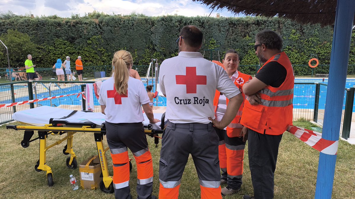 CruzRojaGuada's tweet photo. Continuando con las fiestas de la Navarrosa en Azuqueca, esta tarde Cruz Roja colabora en el dispositivo del campeonato de Natación. 
Cruz Roja  aporta una ambulancia SVB, un vehículo de apoyo y personal voluntario, socorrista y de enfermería.

@AytoAzuqueca https://t.co/V6MWUpXO4q