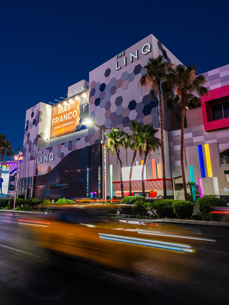 TheLINQ's tweet photo. Right in the middle of the magic ✨

The LINQ keeps you steps from the Strip's best eats, shows, and nightlife. Pack your bags, Vegas is calling 📞 https://t.co/RTjqLkEtbj