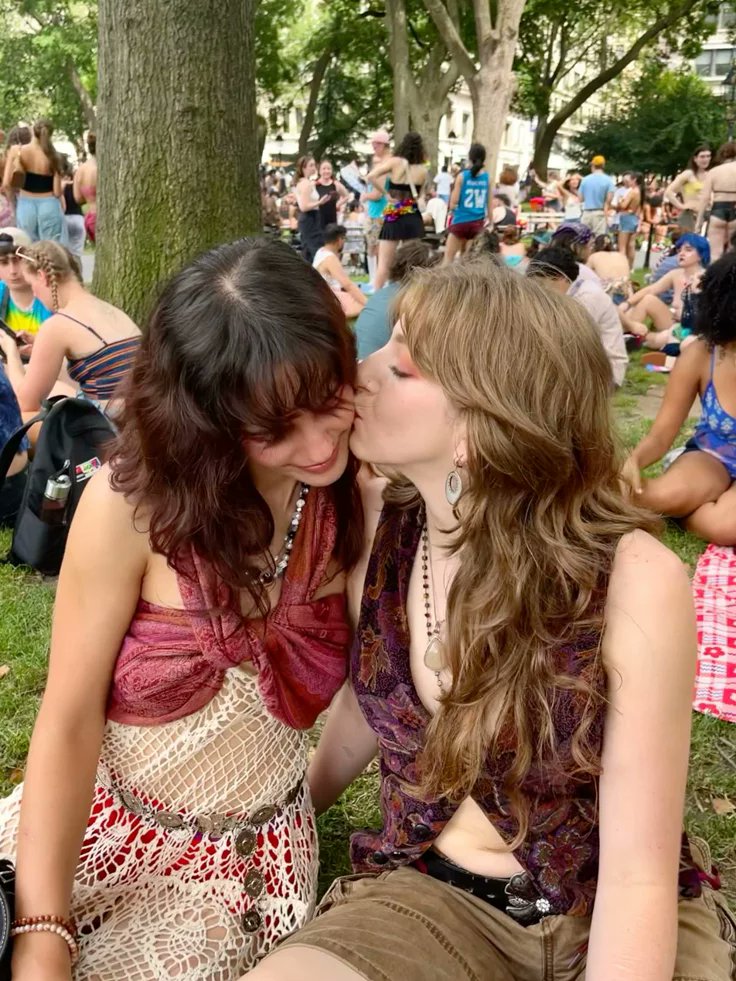 WLW_Timeline's tweet photo. One kiss. A thousand feelings https://t.co/ithbLwcuIS