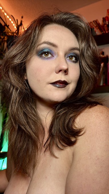 Vixenshelby - 1 pic. Makeup selfies 💚💙💜 https://t.co/iwdGrI3q1o