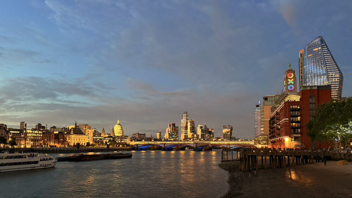redelitist's tweet photo. Oh how I love you, London https://t.co/1c1YlO6Y8W