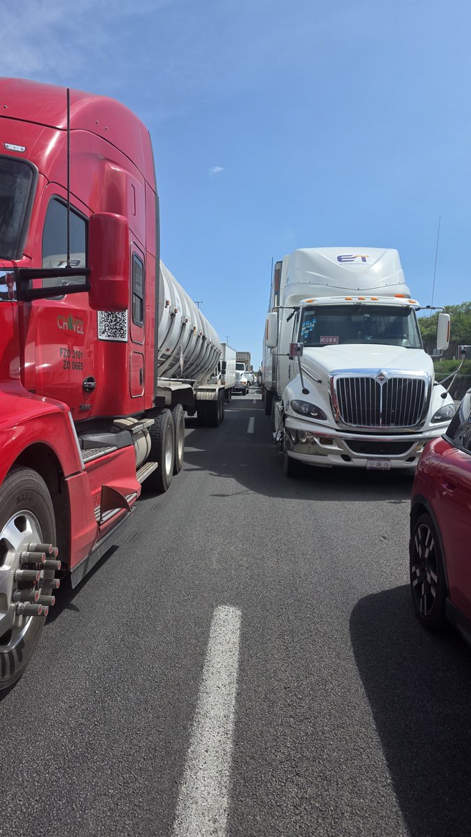 Hector1200Raul's tweet photo. Más de 4 horas sin avanzar @GN_MEXICO_
@GN_Carreteras @GobiernoJalisco https://t.co/58EppleKqp