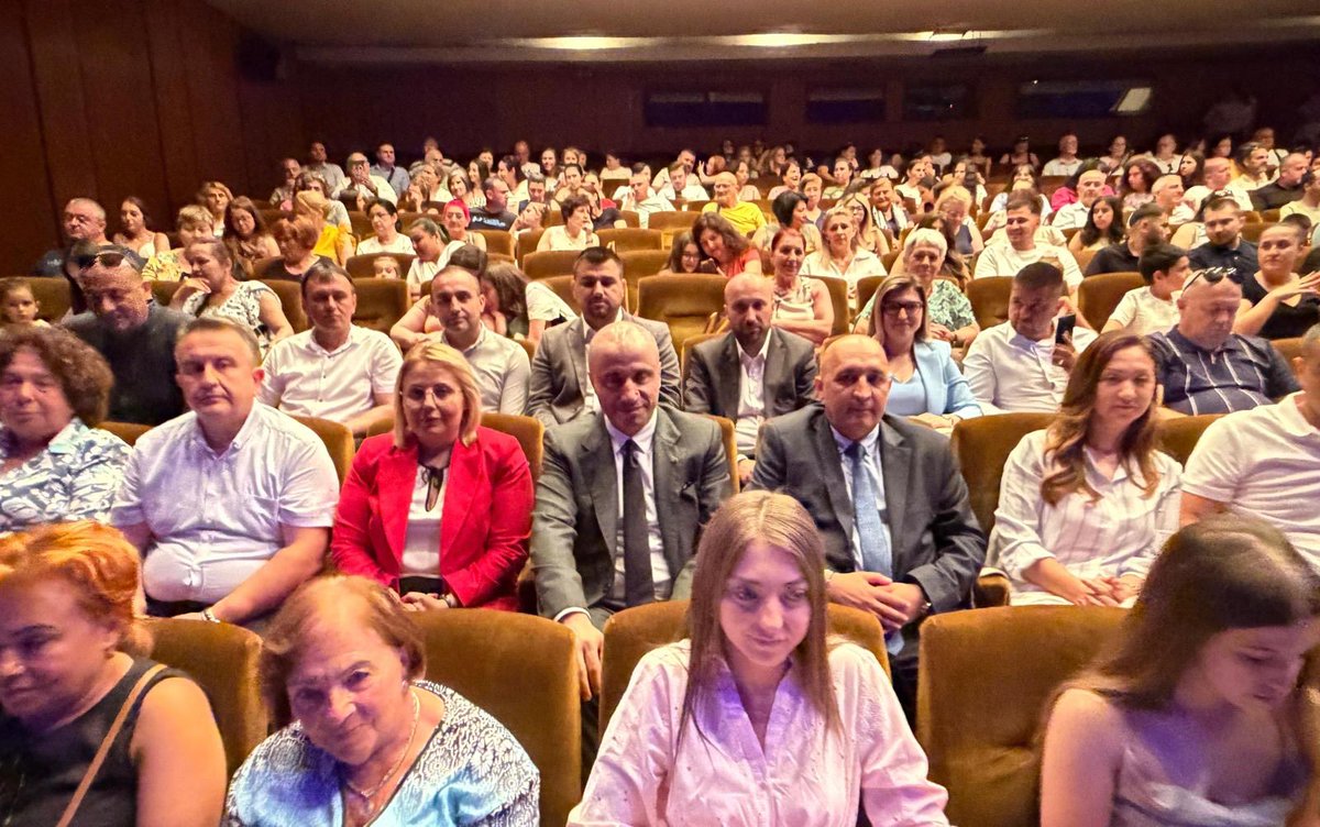 TC_FilibeBK's tweet photo. Güzel Türkçemizi ve kültürümüzü en güzel şekilde temsil eden, mükemmel performanslarıyla ayakta alkışlanan oyuncularımızı ve ekibimizi tebrik ediyoruz. https://t.co/HFM0eqRqwk
